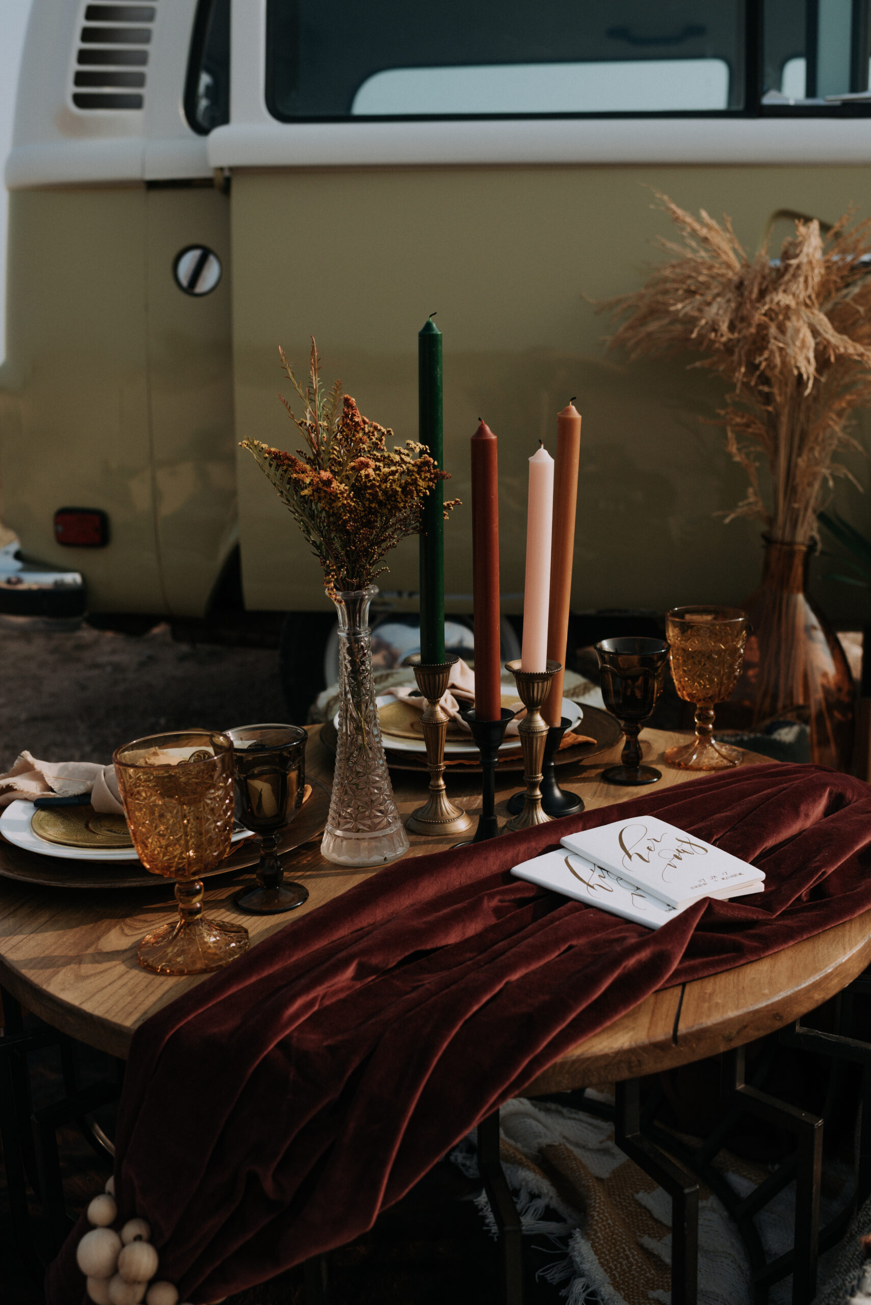 tablescape for elopement ceremony in a canyon. Adventure elopement table decor at elopement photoshoot with Texas elopement photographer