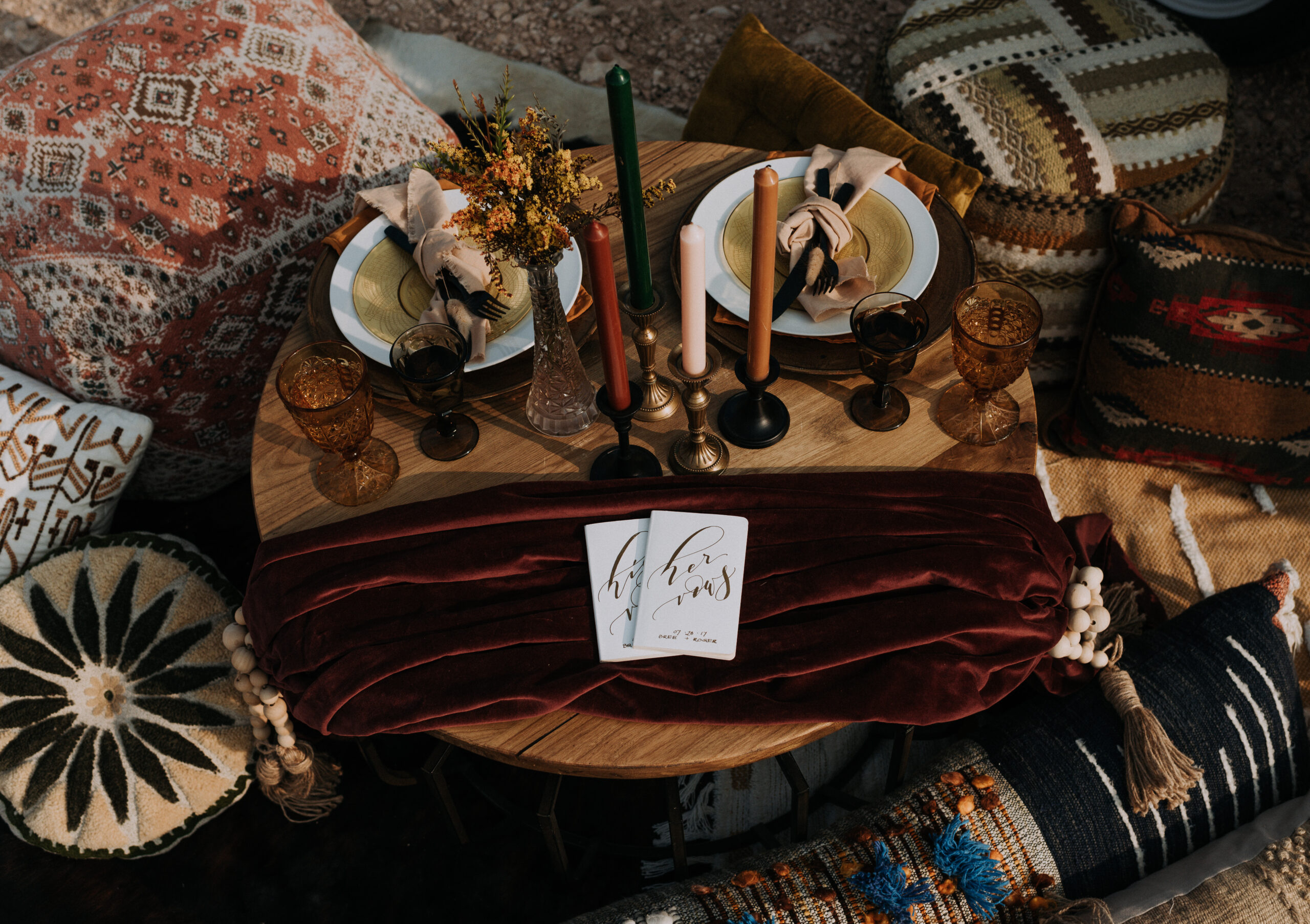 tablescape for elopement ceremony in a canyon. Adventure elopement table decor at elopement photoshoot with Texas elopement photographer